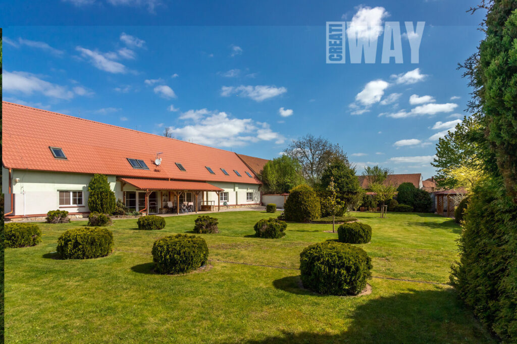VELKÝ MODERNÍ DŮM S KRÁSNOU ZAHRADOU NA BYDLENÍ, REKREACI I PODNIKÁNÍ