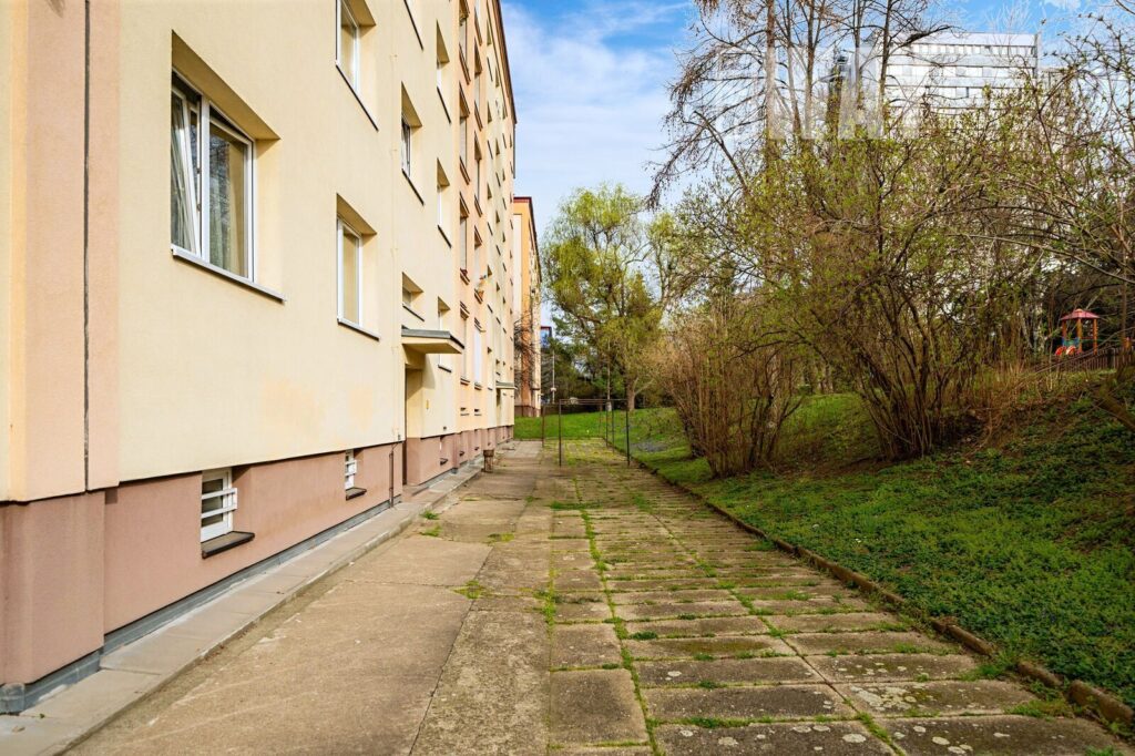 DRUŽSTEVNÍ BYT 3+1 V SRDCI STRAŠNIC