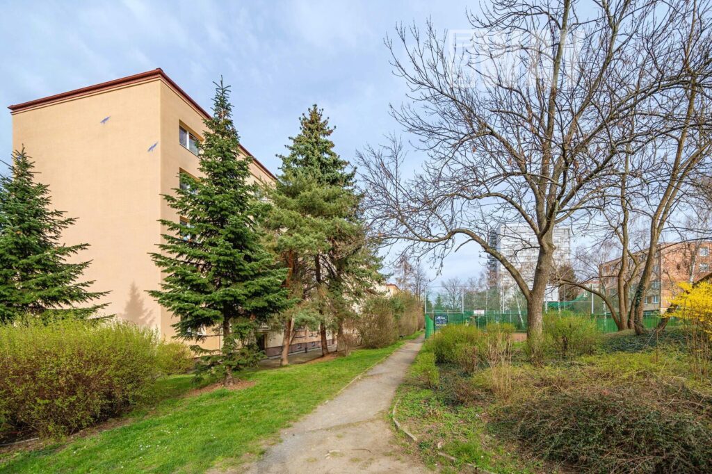 DRUŽSTEVNÍ BYT 3+1 V SRDCI STRAŠNIC