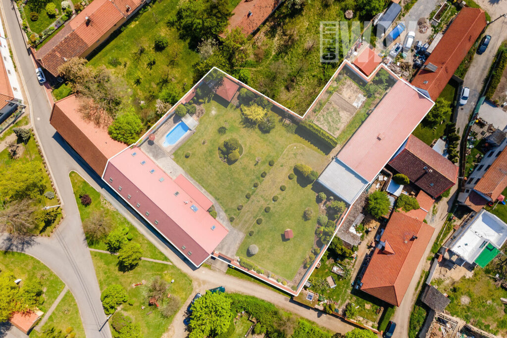 VELKÝ MODERNÍ DŮM S KRÁSNOU ZAHRADOU NA BYDLENÍ, REKREACI I PODNIKÁNÍ