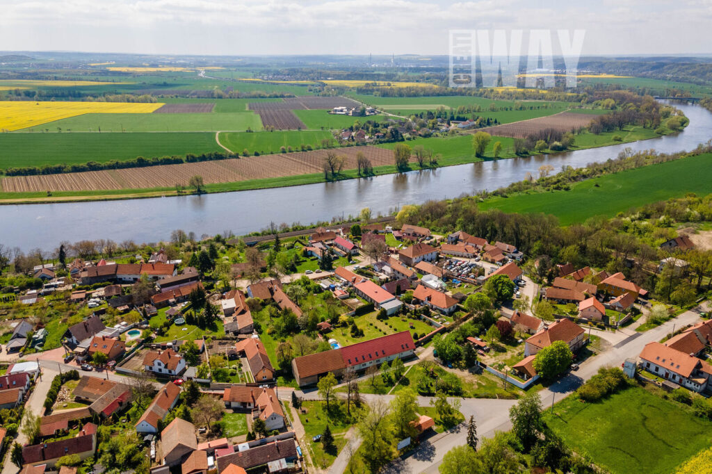 VELKÝ MODERNÍ DŮM S KRÁSNOU ZAHRADOU NA BYDLENÍ, REKREACI I PODNIKÁNÍ