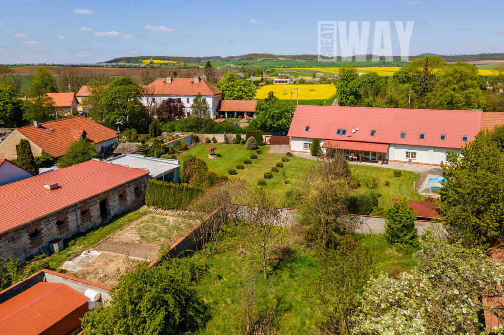 VELKÝ MODERNÍ DŮM S KRÁSNOU ZAHRADOU NA BYDLENÍ, REKREACI I PODNIKÁNÍ