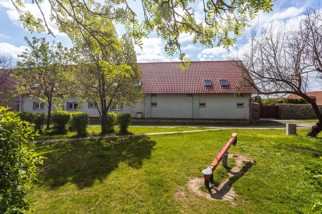 VELKÝ MODERNÍ DŮM S KRÁSNOU ZAHRADOU NA BYDLENÍ, REKREACI I PODNIKÁNÍ