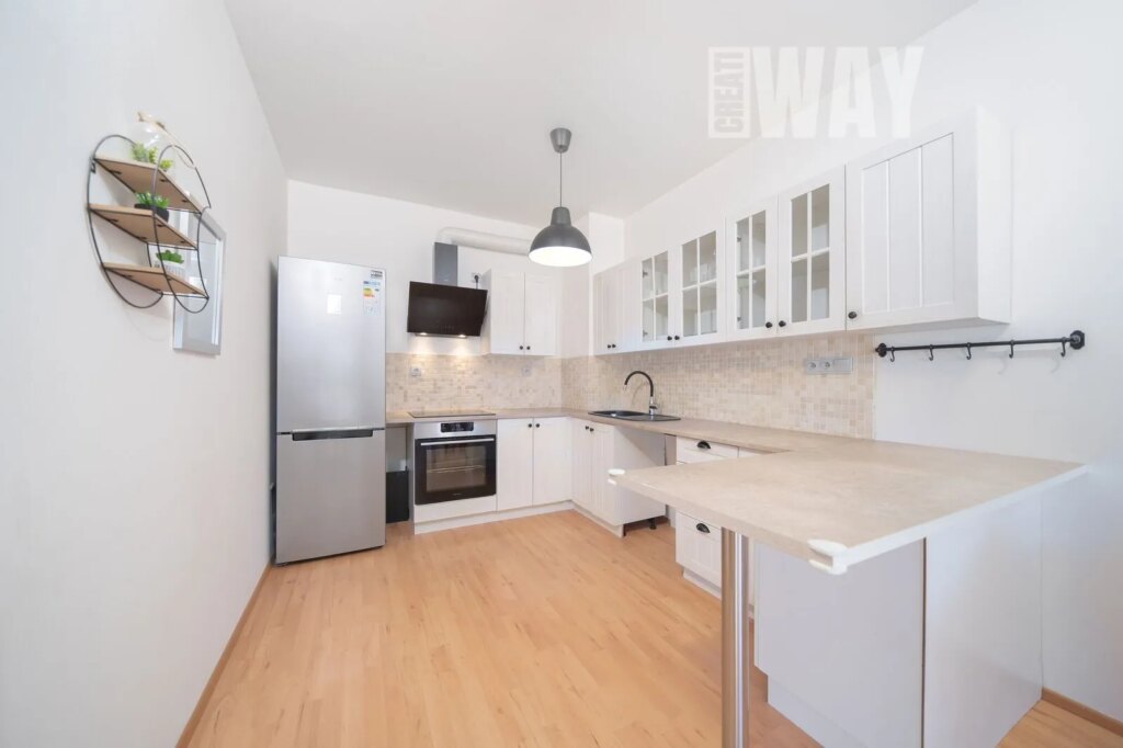 BYT 2+KK SE ZAHRÁDKOU A PARKOVACÍM STÁNÍM V CHÝNI U PRAHY