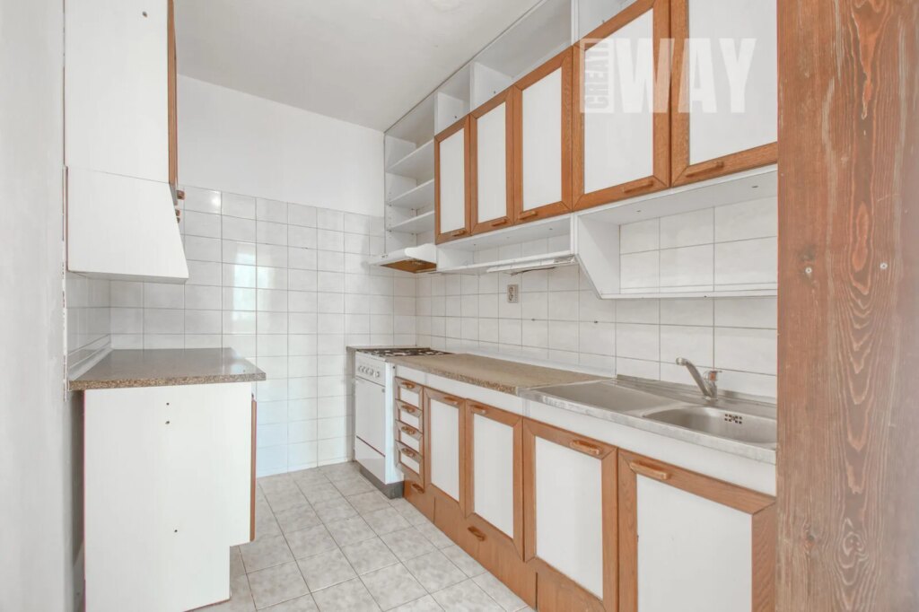 BYT 3+1 PŘED REKONSTRUKCÍ NEDALEKO METRA HÁJE aneb „DOBRÝ SOUSED JE K NEZAPLACENÍ“