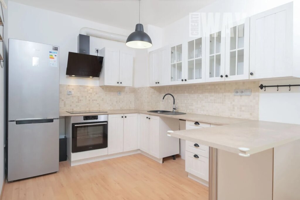 BYT 2+KK SE ZAHRÁDKOU A PARKOVACÍM STÁNÍM V CHÝNI U PRAHY