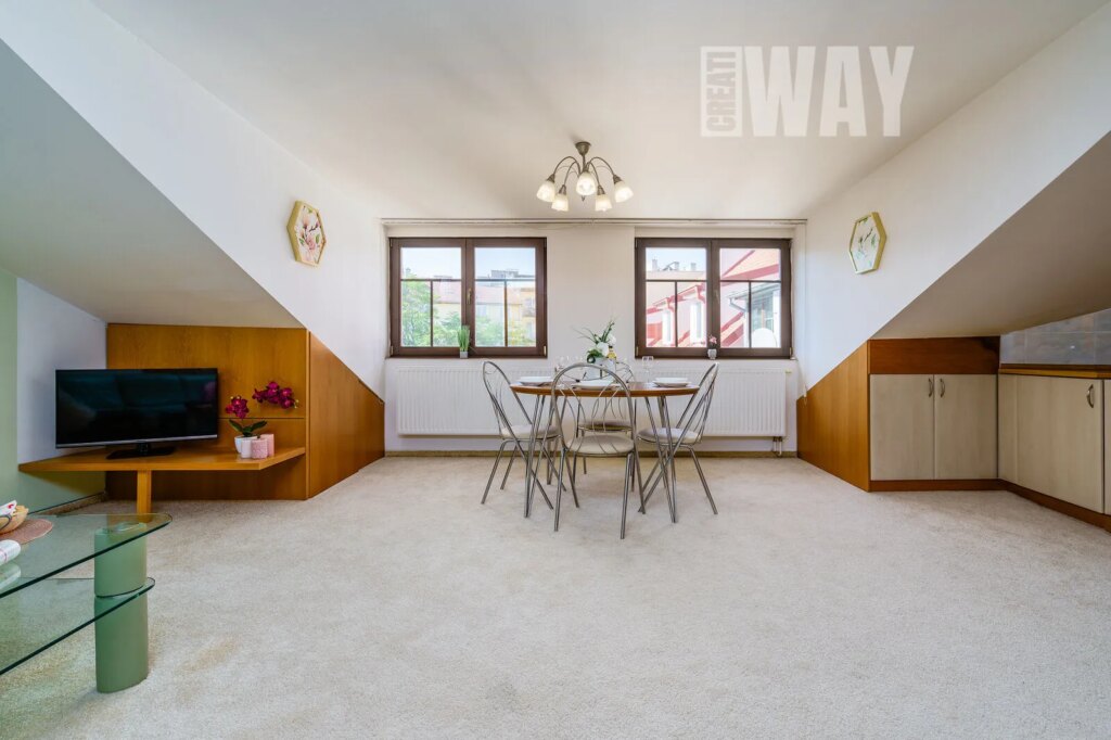 PŮDNÍ MEZONETOVÁ VESTAVBA VEDLE PARKU JEZERKA