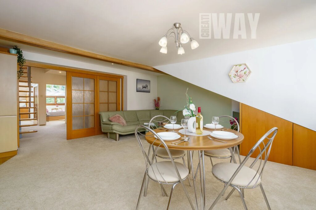 PŮDNÍ MEZONETOVÁ VESTAVBA VEDLE PARKU JEZERKA