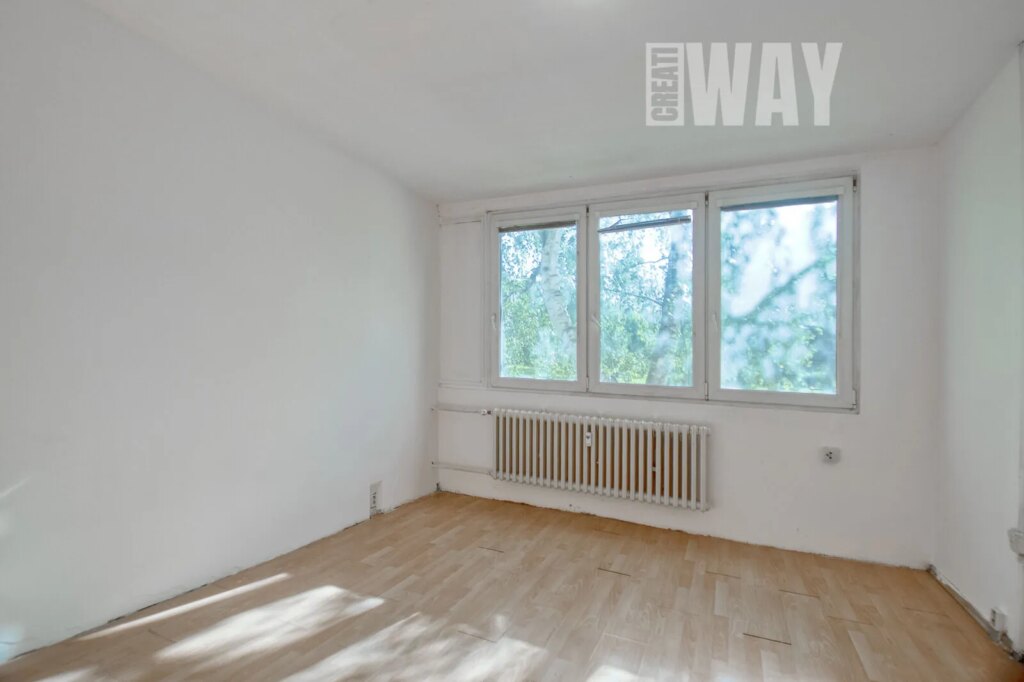 BYT 3+1 PŘED REKONSTRUKCÍ NEDALEKO METRA HÁJE aneb „DOBRÝ SOUSED JE K NEZAPLACENÍ“