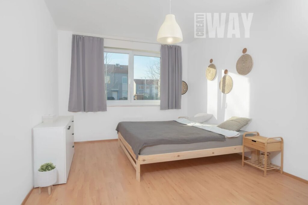 BYT 2+KK SE ZAHRÁDKOU A PARKOVACÍM STÁNÍM V CHÝNI U PRAHY