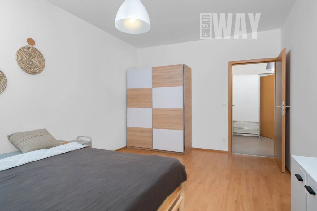 BYT 2+KK SE ZAHRÁDKOU A PARKOVACÍM STÁNÍM V CHÝNI U PRAHY