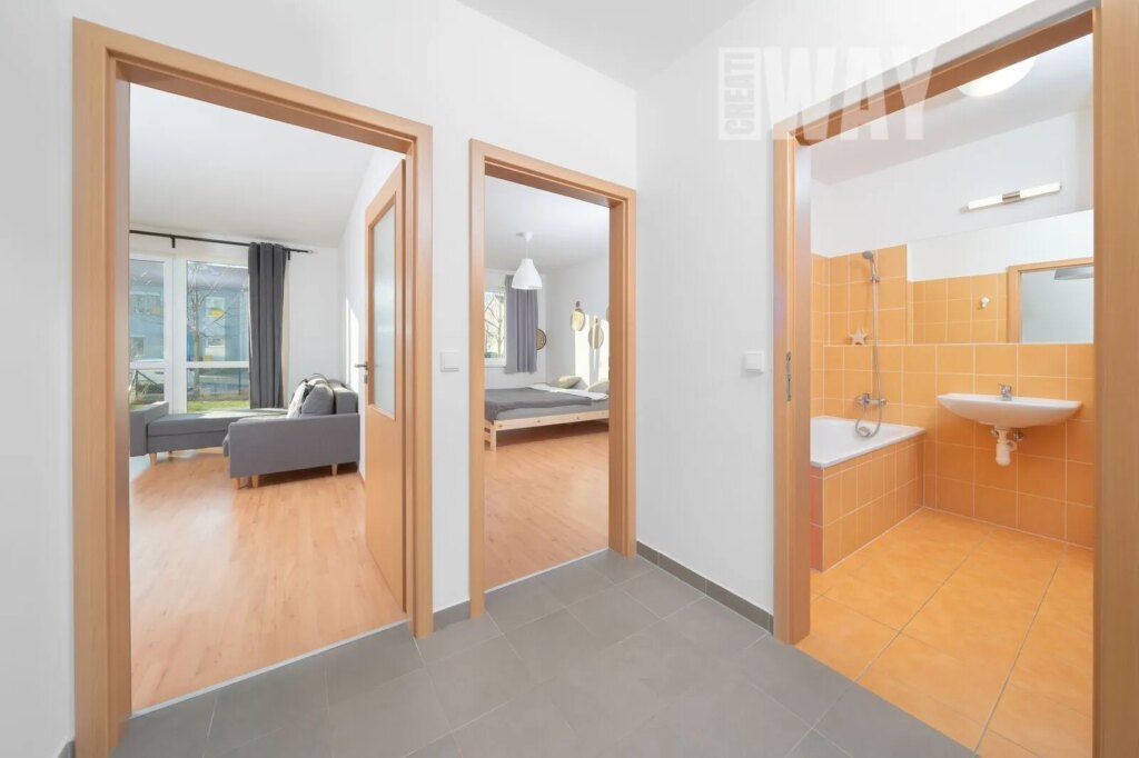 BYT 2+KK SE ZAHRÁDKOU A PARKOVACÍM STÁNÍM V CHÝNI U PRAHY