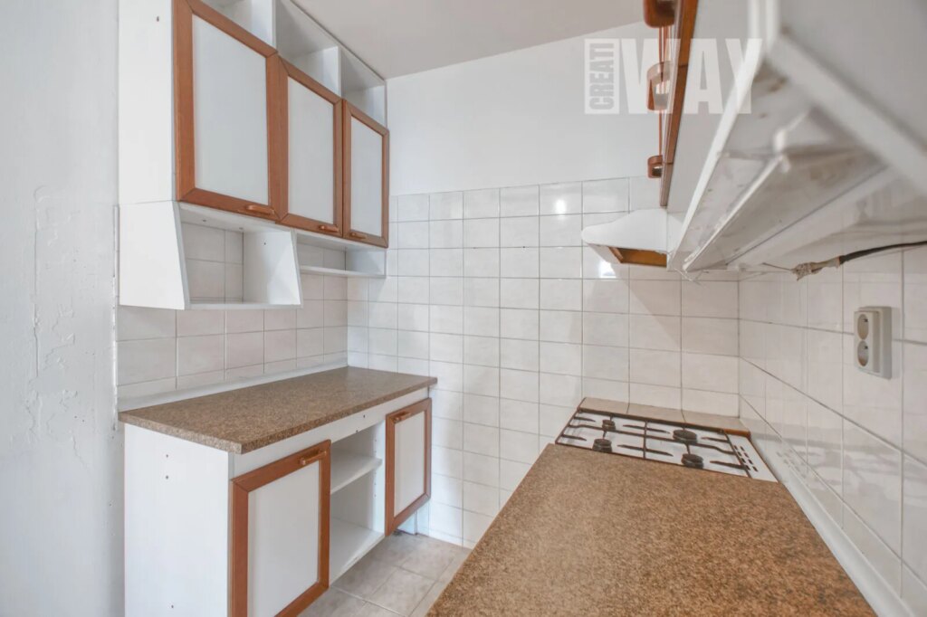 BYT 3+1 PŘED REKONSTRUKCÍ NEDALEKO METRA HÁJE aneb „DOBRÝ SOUSED JE K NEZAPLACENÍ“