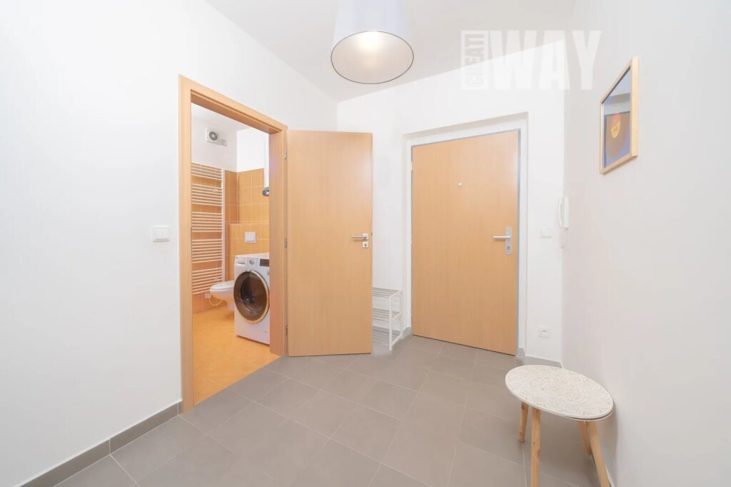 BYT 2+KK SE ZAHRÁDKOU A PARKOVACÍM STÁNÍM V CHÝNI U PRAHY