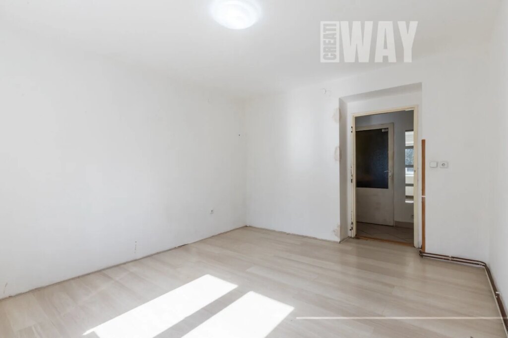 NERATOVICE: BYT 2+1 K REKONSTRUKCI V KOMPLETNĚ OPRAVENÉM DOMĚ