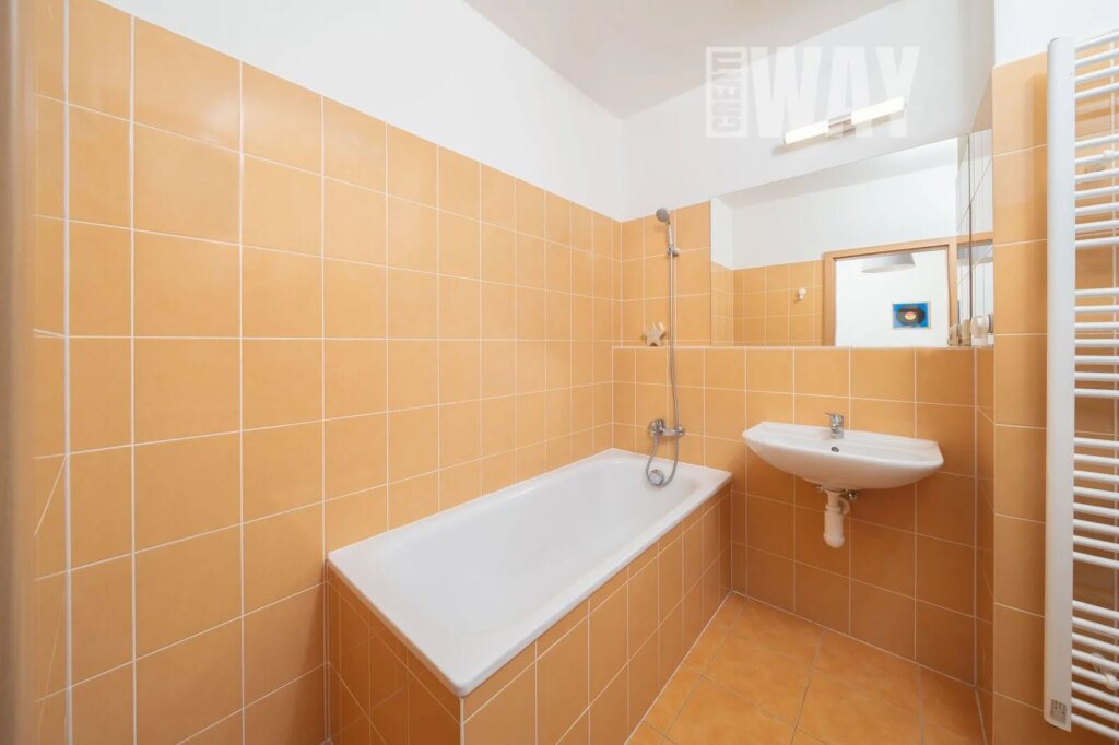 BYT 2+KK SE ZAHRÁDKOU A PARKOVACÍM STÁNÍM V CHÝNI U PRAHY