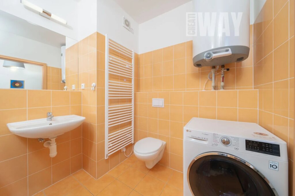 BYT 2+KK SE ZAHRÁDKOU A PARKOVACÍM STÁNÍM V CHÝNI U PRAHY