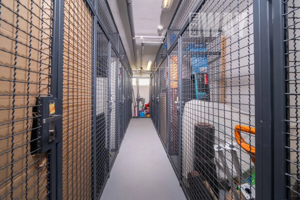 BYT 2+KK SE ZAHRÁDKOU A PARKOVACÍM STÁNÍM V CHÝNI U PRAHY