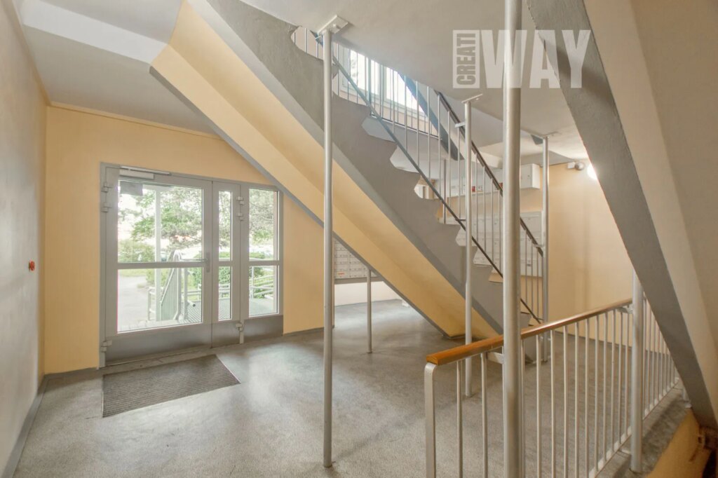 BYT 3+1 PŘED REKONSTRUKCÍ NEDALEKO METRA HÁJE aneb „DOBRÝ SOUSED JE K NEZAPLACENÍ“