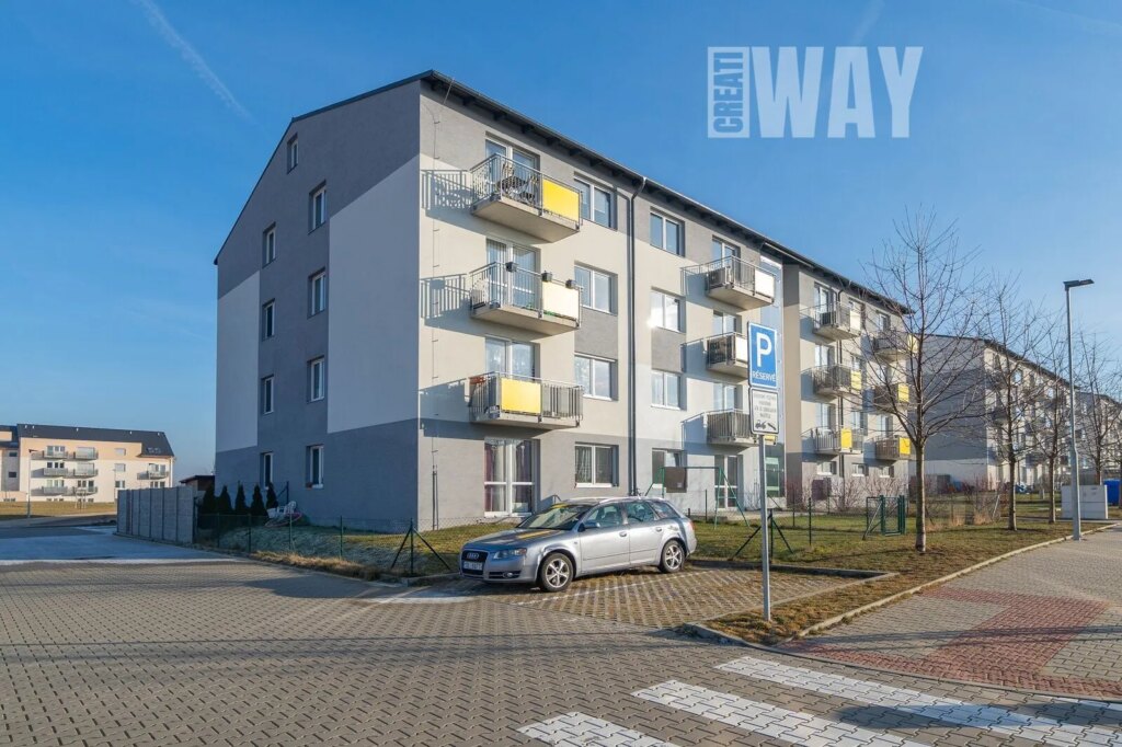 BYT 2+KK SE ZAHRÁDKOU A PARKOVACÍM STÁNÍM V CHÝNI U PRAHY