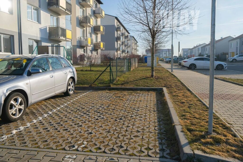 BYT 2+KK SE ZAHRÁDKOU A PARKOVACÍM STÁNÍM V CHÝNI U PRAHY