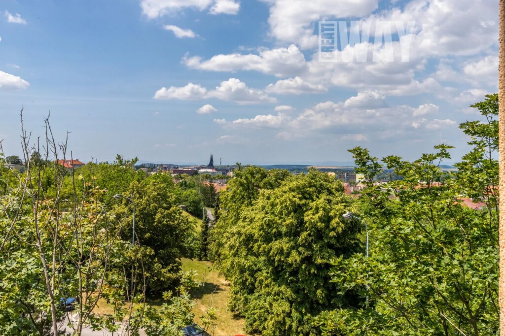 ČTYŘPOKOJOVÝ BYT V LOUNECH S VÝHLEDEM, KTERÝ JINDE NEUVIDÍTE