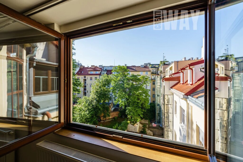 PŮDNÍ MEZONETOVÁ VESTAVBA VEDLE PARKU JEZERKA