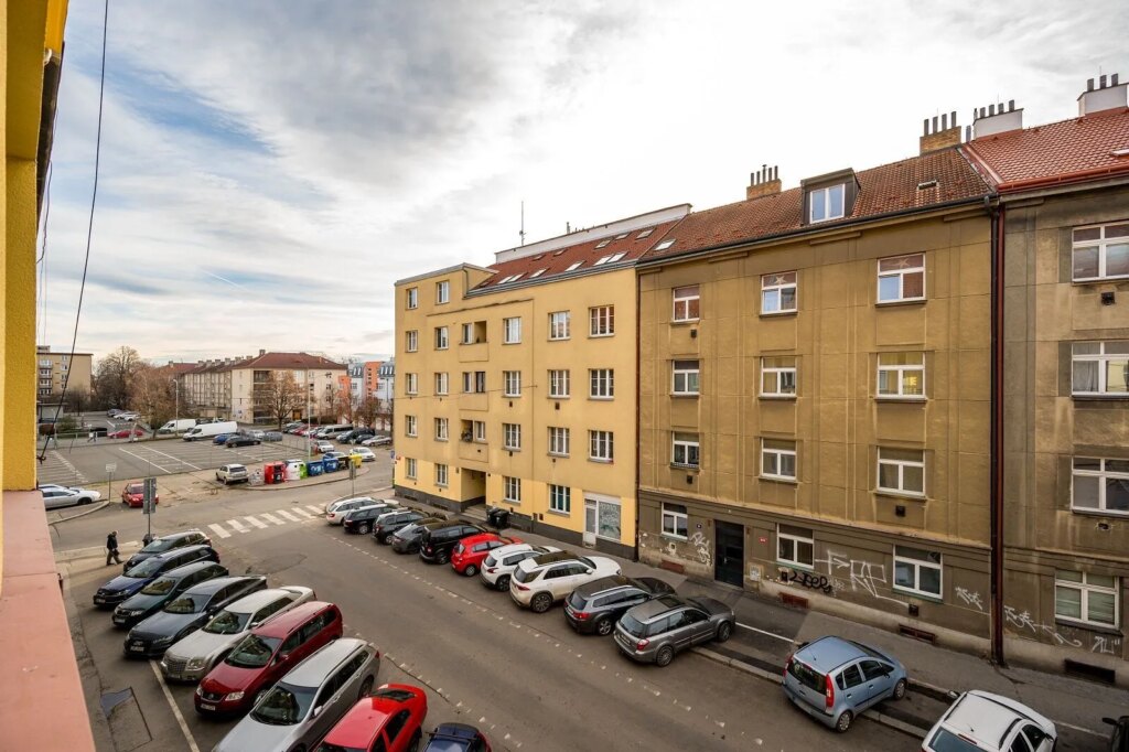 BYT 2+KK VE STRAŠNICÍCH, KRALICKÁ ULICE