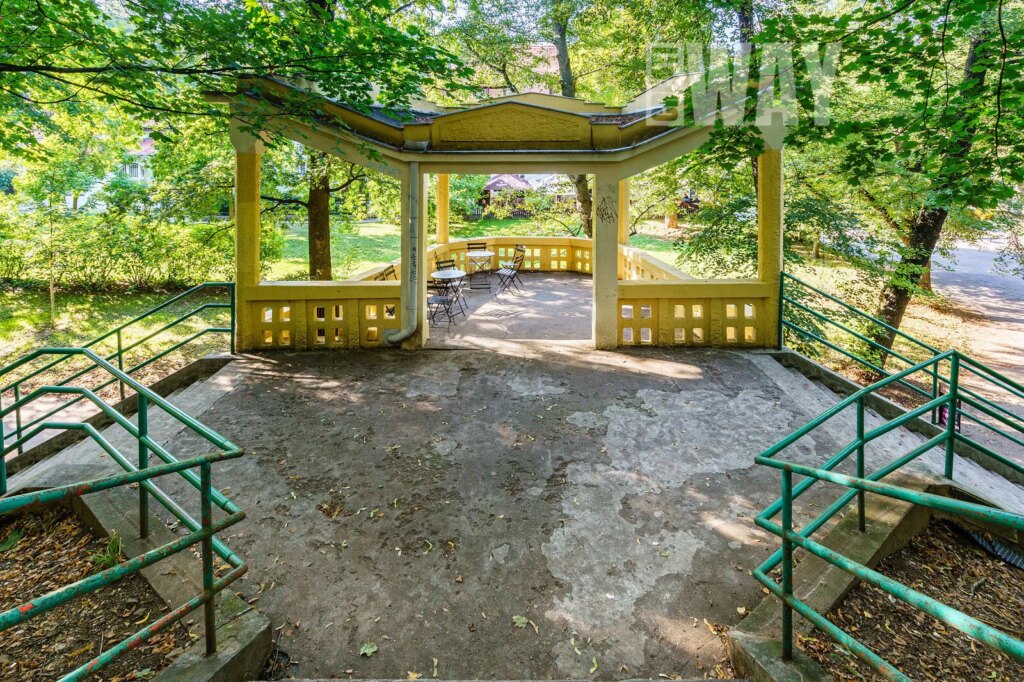 PŮDNÍ MEZONETOVÁ VESTAVBA VEDLE PARKU JEZERKA