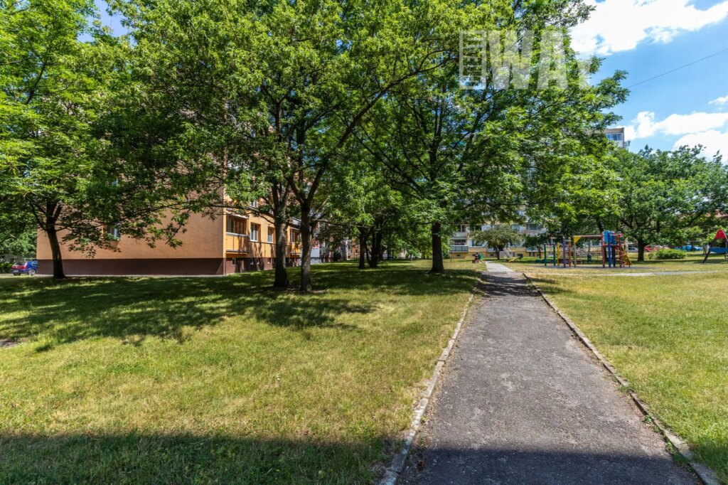 ČTYŘPOKOJOVÝ BYT V LOUNECH S VÝHLEDEM, KTERÝ JINDE NEUVIDÍTE