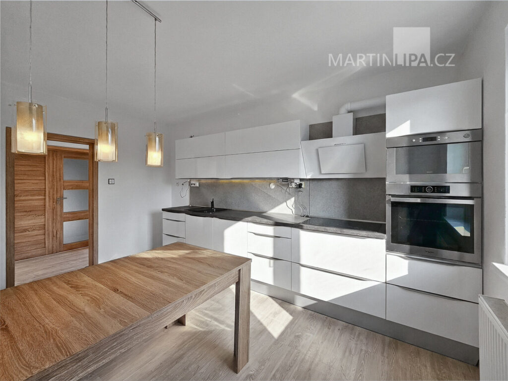 Světlý byt 4+kk se zahradou a garáží v Hájku u Uhříněvsi