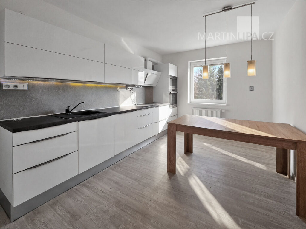 Světlý byt 4+kk se zahradou a garáží v Hájku u Uhříněvsi