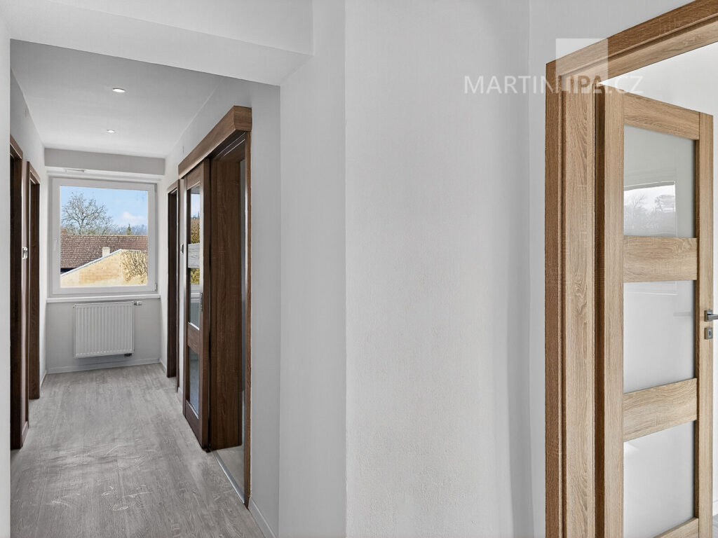 Světlý byt 4+kk se zahradou a garáží v Hájku u Uhříněvsi