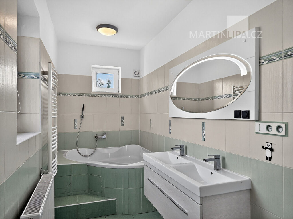 Světlý byt 4+kk se zahradou a garáží v Hájku u Uhříněvsi