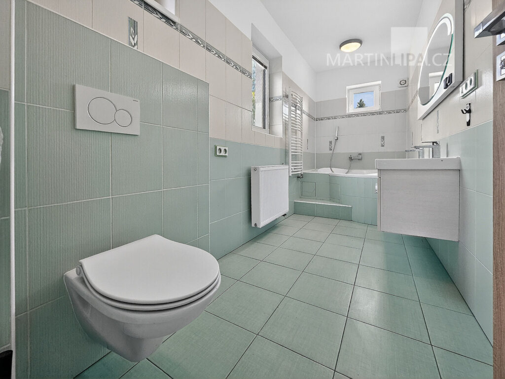 Světlý byt 4+kk se zahradou a garáží v Hájku u Uhříněvsi