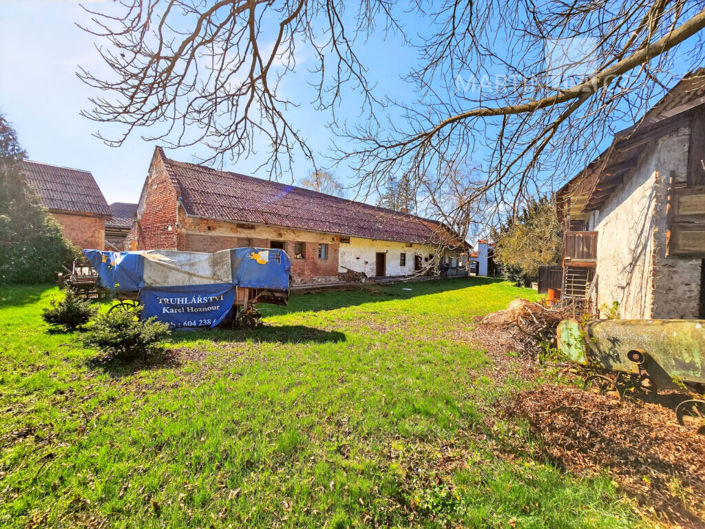 Dolní Stakory – Špýcharový dvorec ke kompletní rekonstrukci