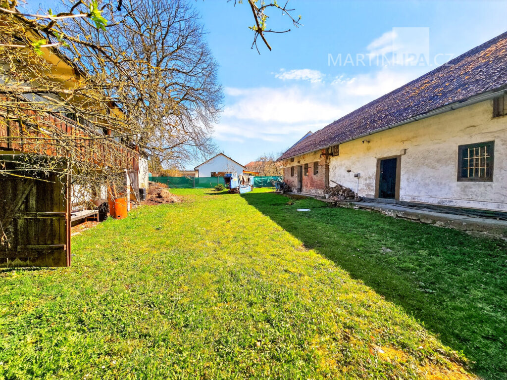 Dolní Stakory – Špýcharový dvorec ke kompletní rekonstrukci