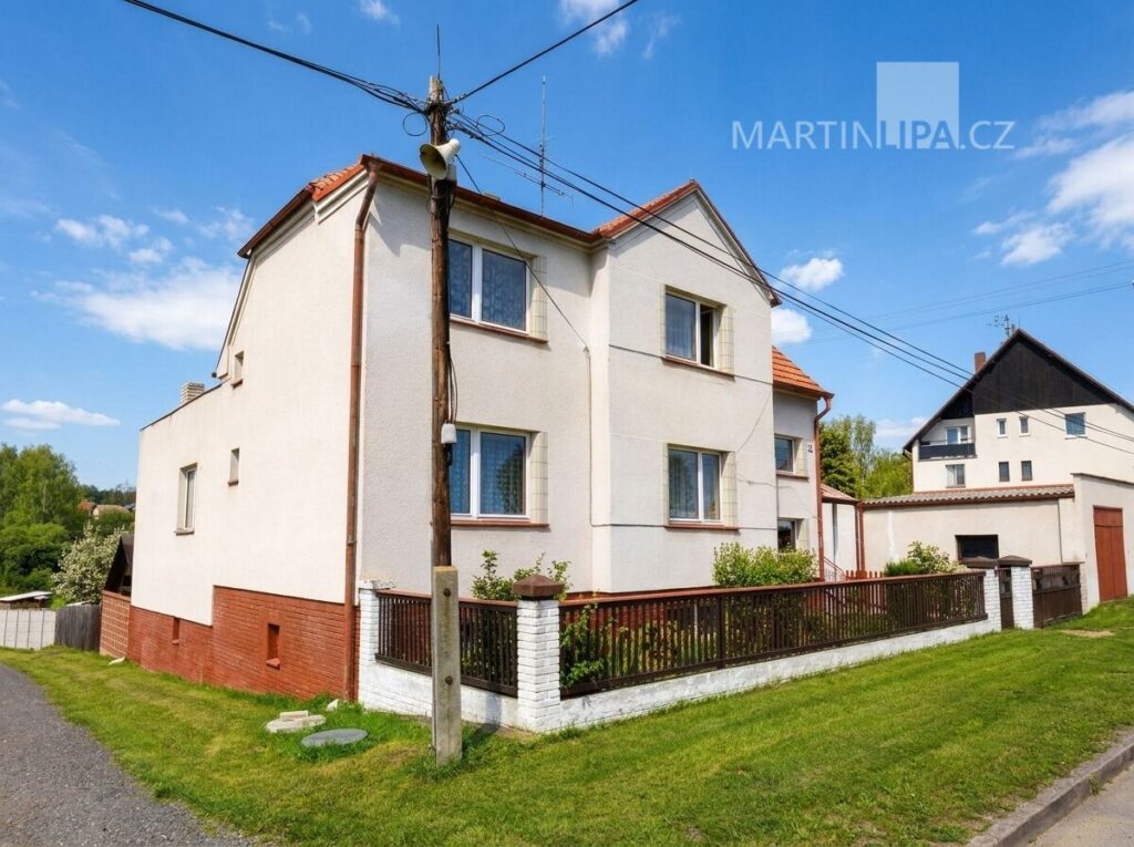 Senomaty – dvougenerační dům se zahradou a přístavbou