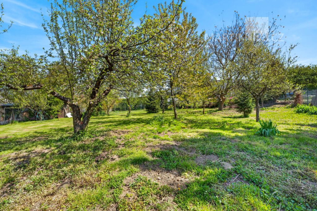Hostěradice – pozemek 1210m2 73/4, 73/8