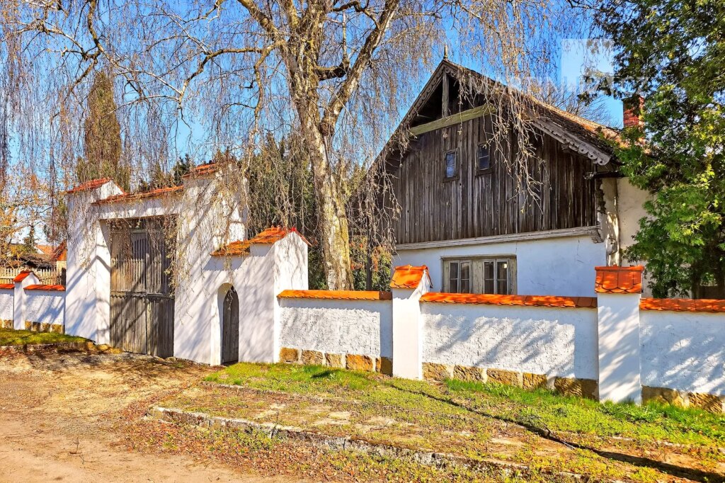 Dolní Stakory – Špýcharový dvorec ke kompletní rekonstrukci