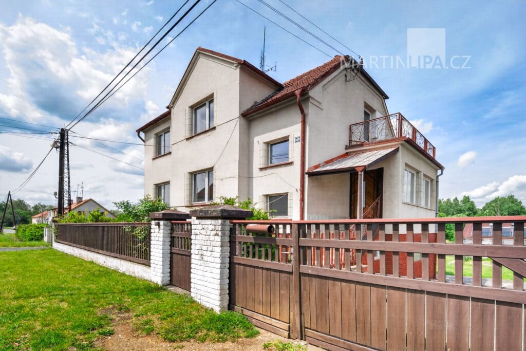 Senomaty – dvougenerační dům se zahradou a přístavbou