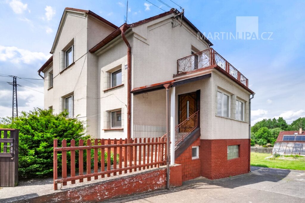 Senomaty – dvougenerační dům se zahradou a přístavbou