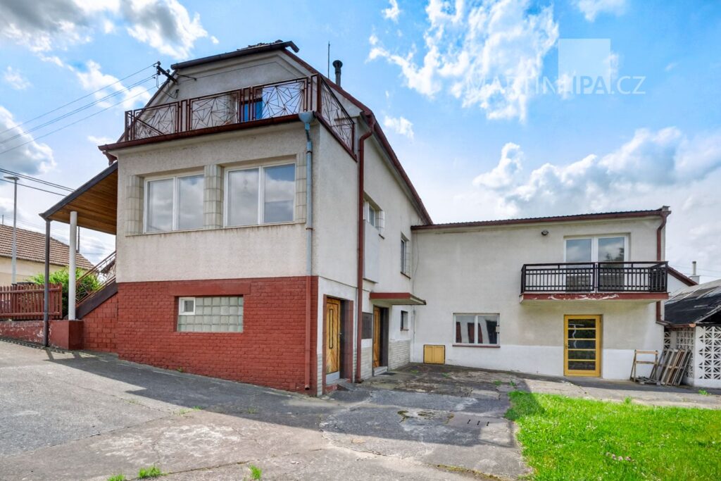 Senomaty – dvougenerační dům se zahradou a přístavbou