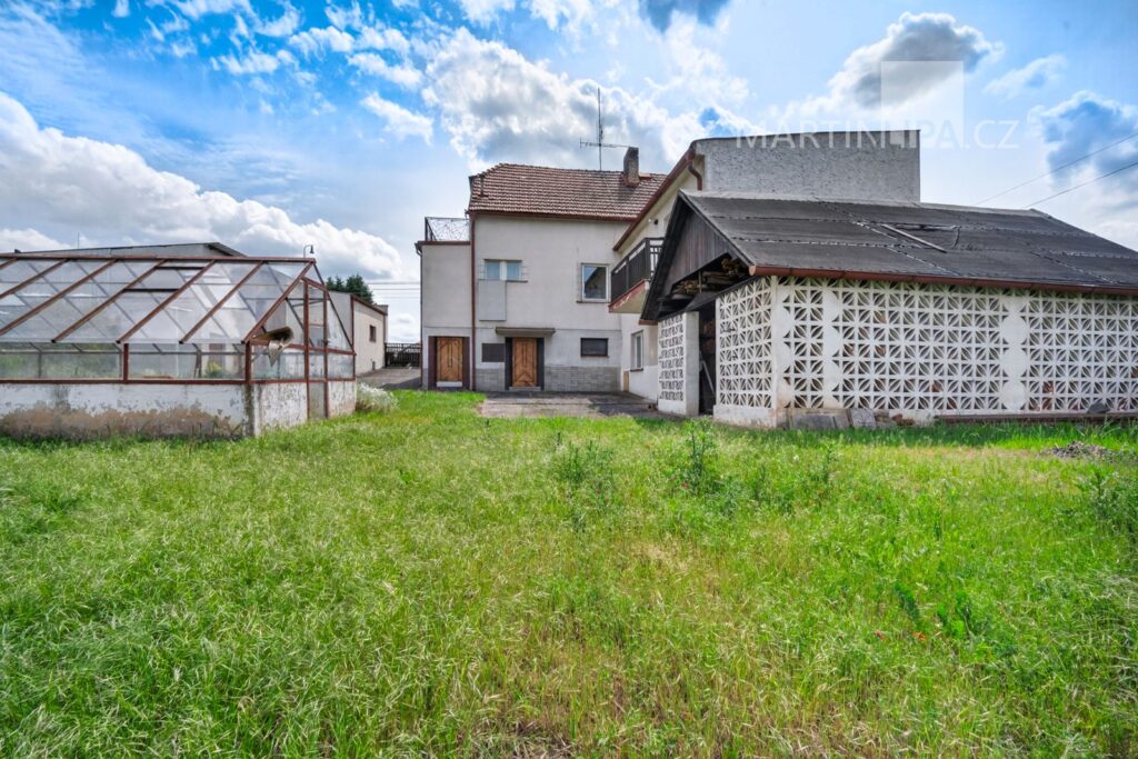 Senomaty – dvougenerační dům se zahradou a přístavbou
