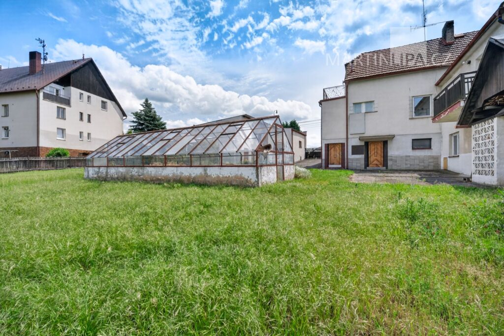 Senomaty – dvougenerační dům se zahradou a přístavbou