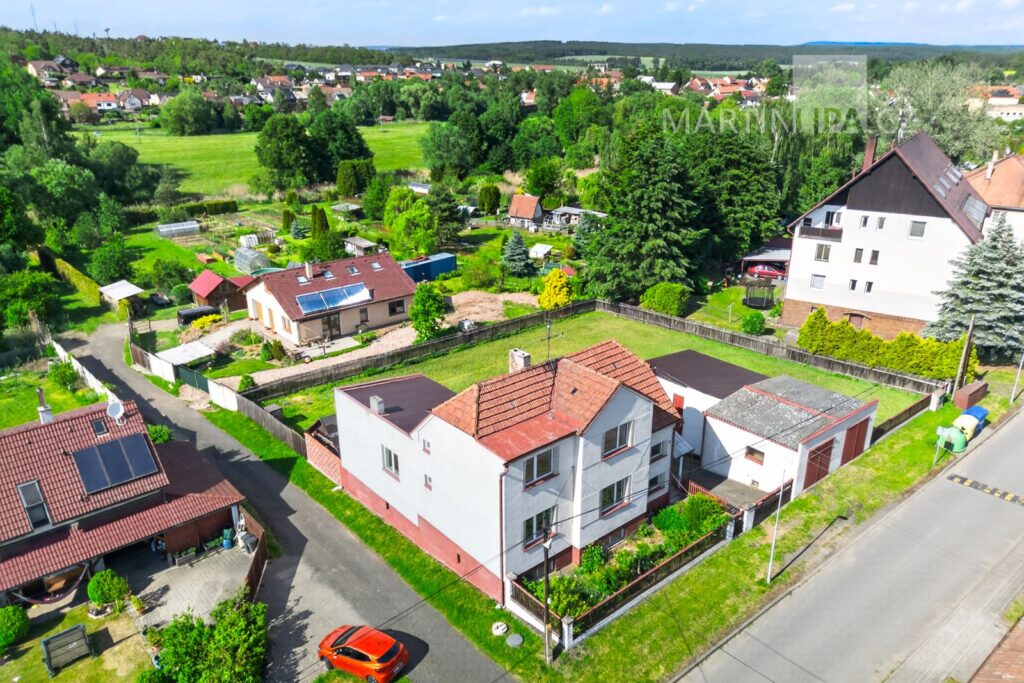Senomaty – dvougenerační dům se zahradou a přístavbou