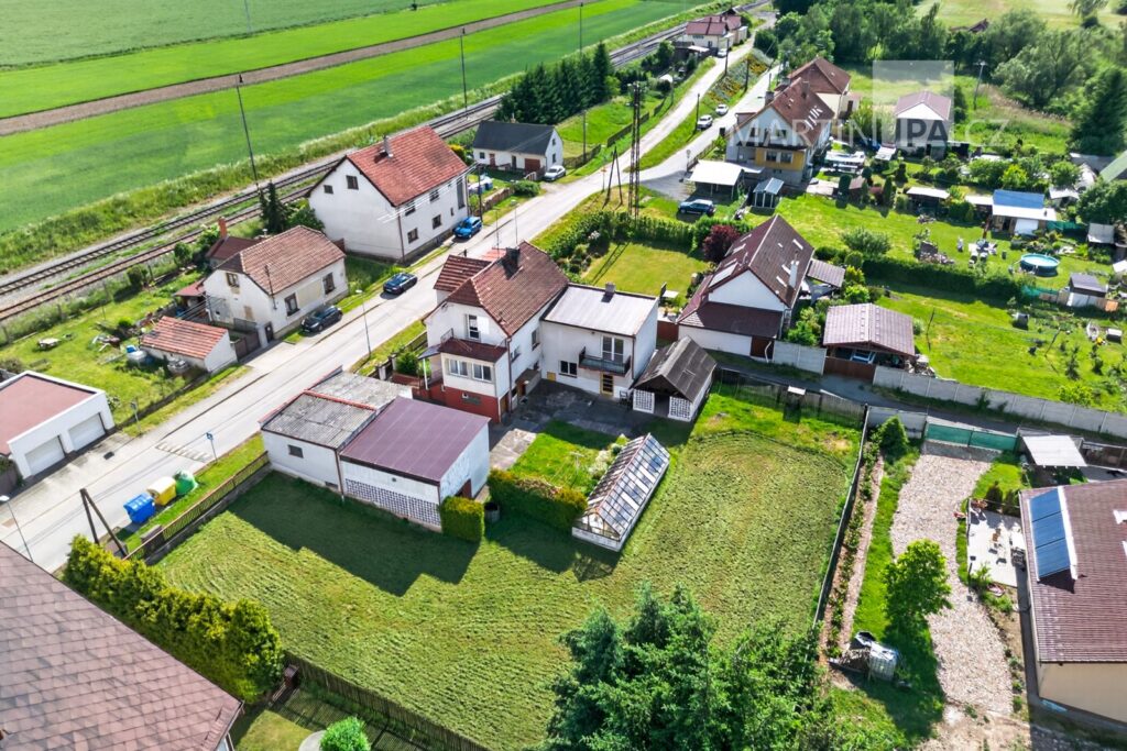 Senomaty – dvougenerační dům se zahradou a přístavbou