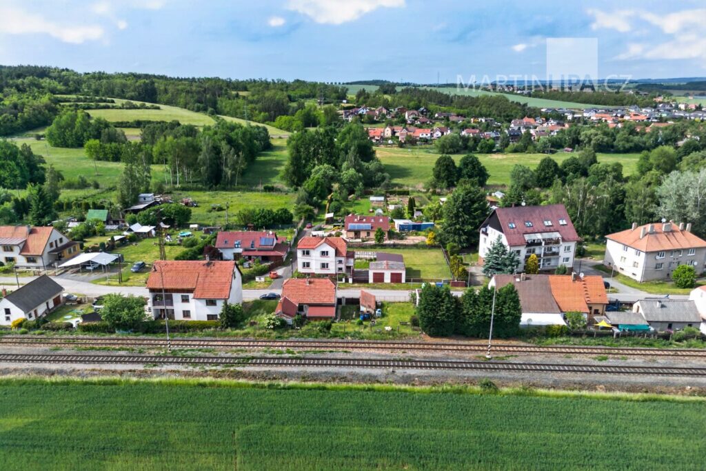 Senomaty – dvougenerační dům se zahradou a přístavbou