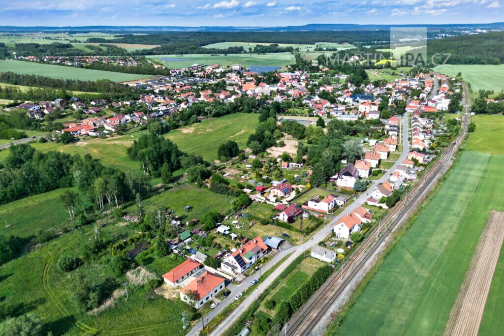 Senomaty – dvougenerační dům se zahradou a přístavbou