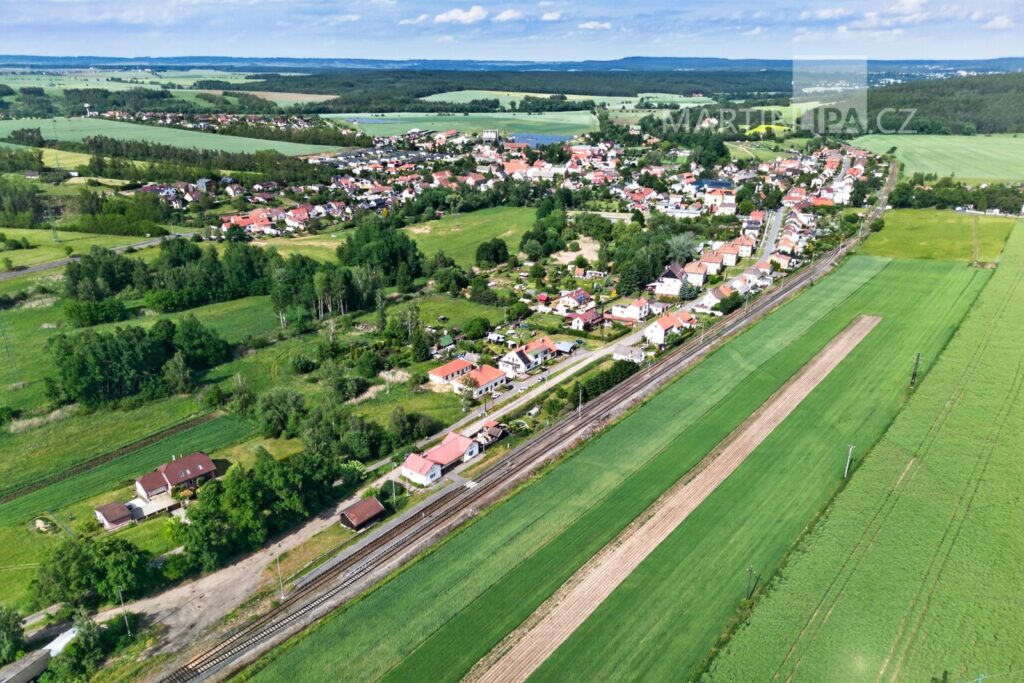 Senomaty – dvougenerační dům se zahradou a přístavbou